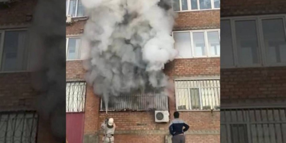 
                    15 человек эвакуировали из горящего дома в Усть-Каменогорске
                