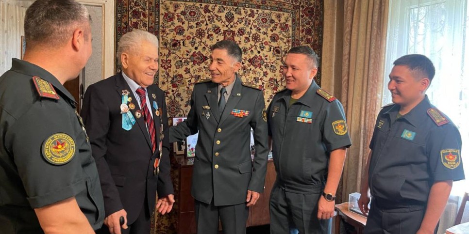 
                    100 лет исполнилось ветерану войны из Алматы Александру Журавлеву 
                
