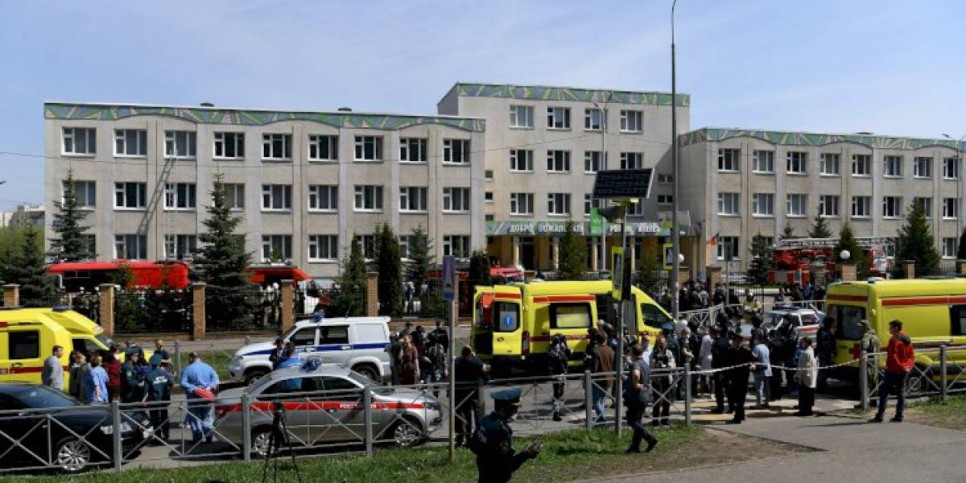 
                    Двое вооруженных преступников устроили стрельбу в школе в Казани
                