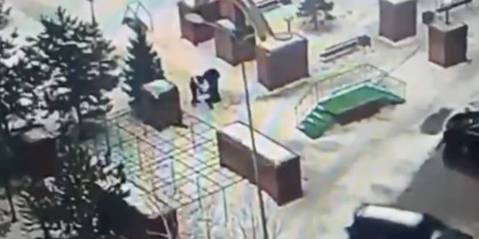 
                    На камеры видеонаблюдения попало избиение тремя мужчинами прохожего в Астане
                