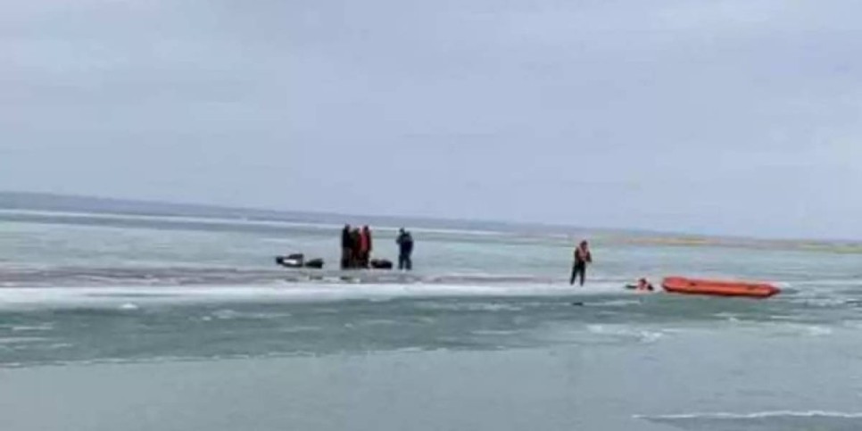 
                    Оторвавшихся на льдине рыбаков спасли на Капшагае
                
