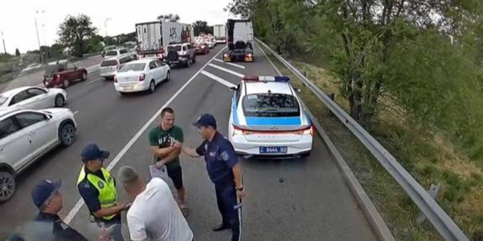 
                    Дальнобойщик из Беларуси выразил благодарность полицейским Алматы
                