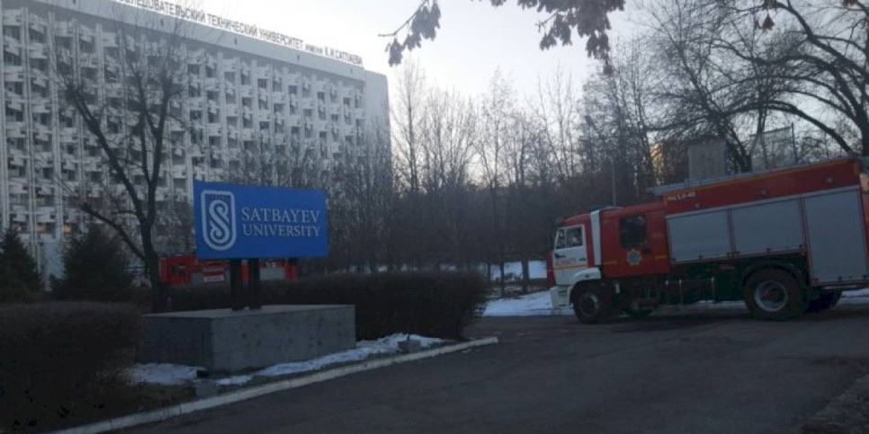 
                    Пожарные расчеты стянуты к вузу в Алматы
                