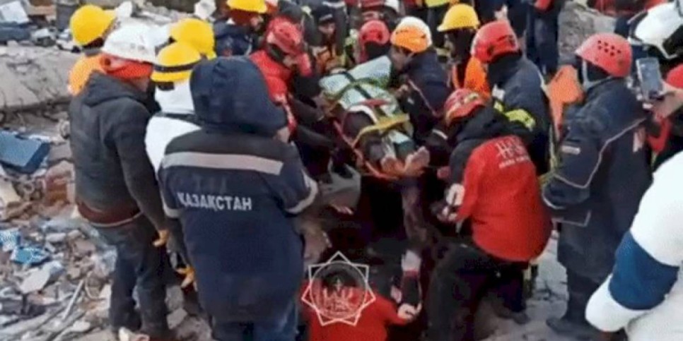 
                    Казахстанские спасатели вытащили живыми семь человек из-под завалов в Турции
                