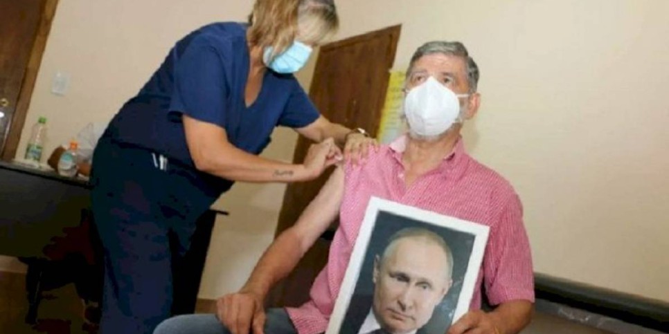 
                    Мэр аргентинского города привился с портретом Путина в руках
                