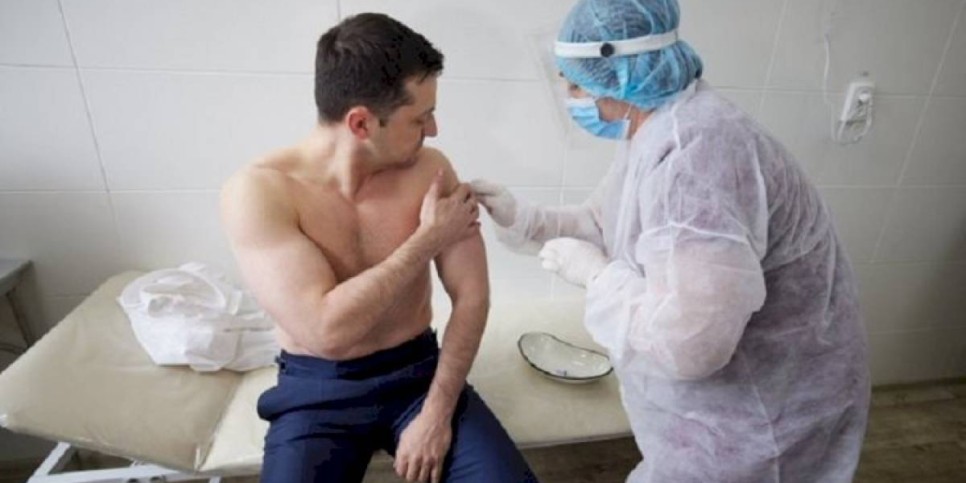 
                    Зеленский привился от коронавируса индийской вакциной
                