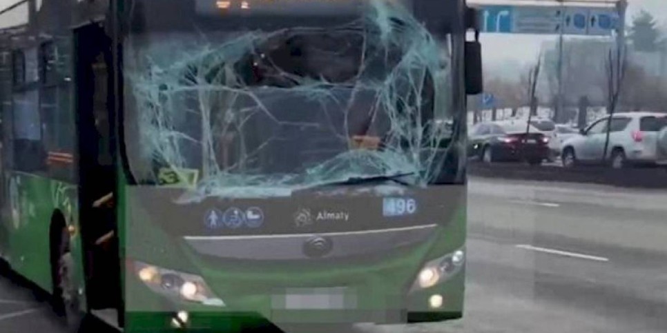 
                    В Алматы при столкновении автобусов пострадали шесть человек
                