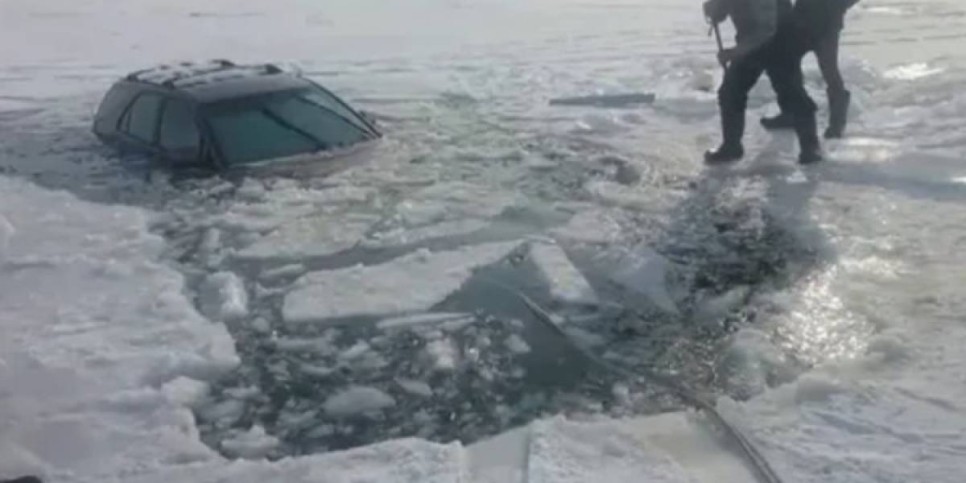 
                    Авто провалилось под лед на Капшагае
                