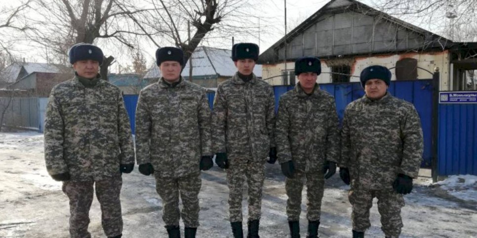 
                    Пять человек, в том числе двоих детей, вытащили из горящего дома военные в Уштобе
                