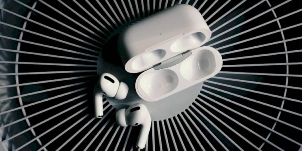 
                    В сети обнародовали фото AirPods третьего поколения
                