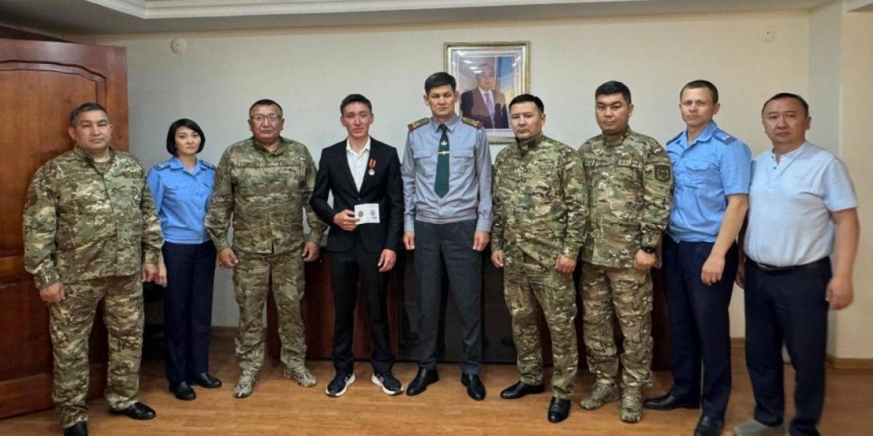 
                    Студента Ерасыла Омарханова наградили за спасение тонущего мальчика в ВКО
                