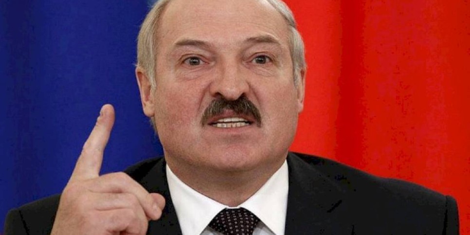 
                    Лукашенко посоветовал отказаться от смартфонов из-за американской слежки
                