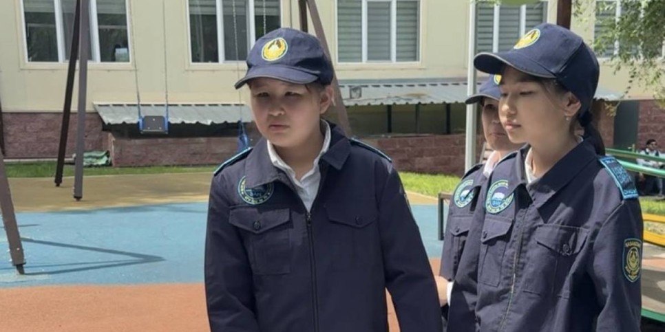 
                    Алматинские школьники примерили полицейскую форму 
                