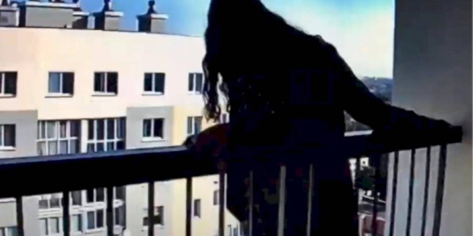 
                    В Аркалыке полицейский спас девушку, которая сорвалась с балкона пятого этажа
                