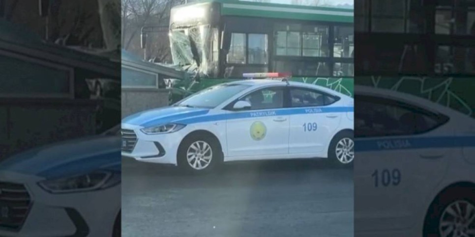 
                    Автобус врезался в подземный переход алматинского метро
                