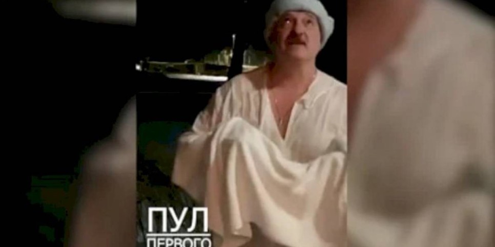 
                    Лукашенко искупался в ледяной проруби   
                
