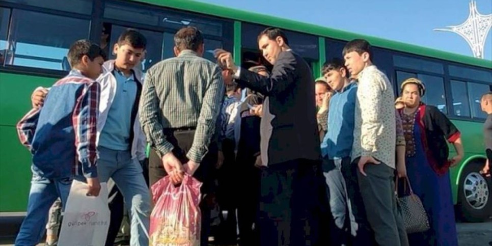 
                    Хлеб по справкам начали отпускать в Туркменистане
                
