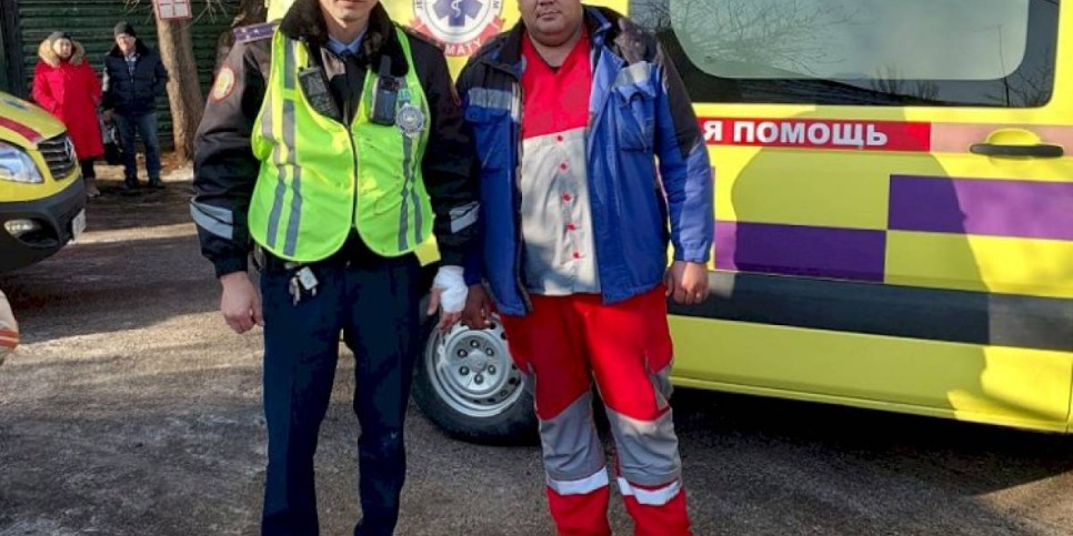 
                    Полицейский и врач скорой помощи вынесли женщину из горящего дома в Алматы
                