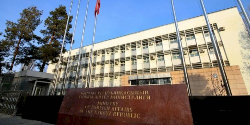 
                    Кыргызстан обеспокоен возможными негативными последствиями новых правил въезда в Казахстан
                
