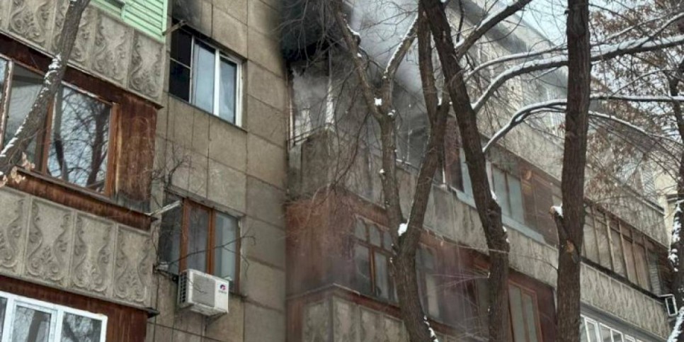 
                    В течение часа удалось потушить пожар многоквартирном доме в Алматы
                