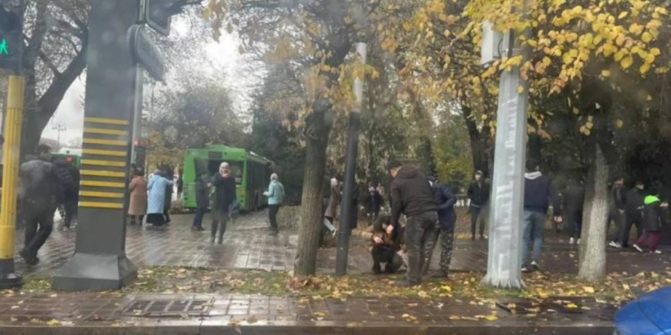 
                    Авария с участием двух автобусов произошла в Алматы: один человек погиб, 15 пострадали
                