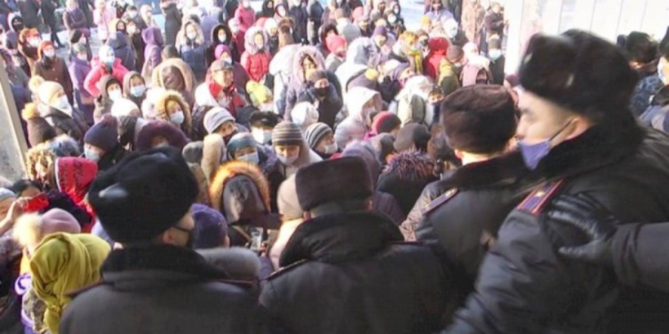
                    «Черная пятница» в Шымкенте: массовая давка чуть не обернулась сеульской трагедией
                