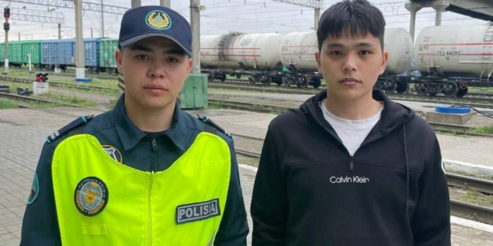 
                    Транспортный полицейский и студент спасли мужчину на станции Костанай
                