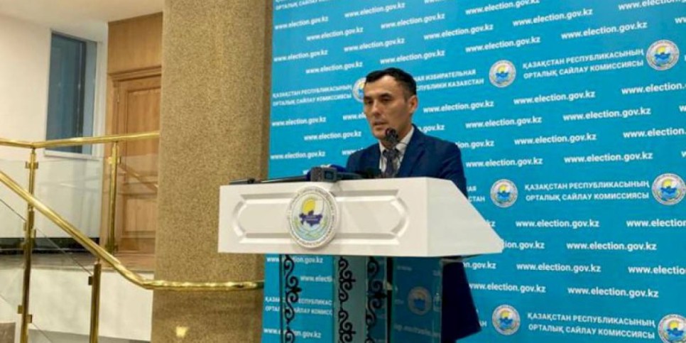 
                    Кандидат в Президенты Бакыт Жанабаев сдал экзамен по казахскому языку
                