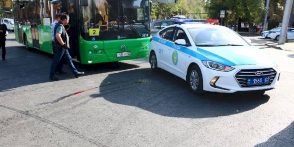 
                    Женщина погибла под колесами автобуса в  Алматы
                
