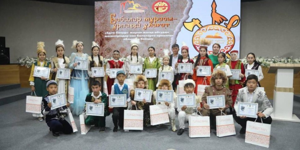 
                    В Туркестане прошел конкурс по чтению эпосов наизусть
                