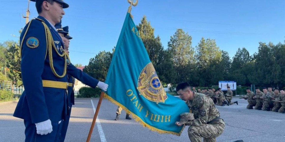 
                    В Алматинском гарнизоне солдаты простились с Боевым знаменем
                