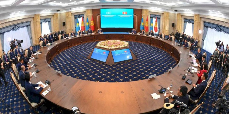 
                    Президенты Казахстана и Кыргызстана провели переговоры в расширенном составе
                