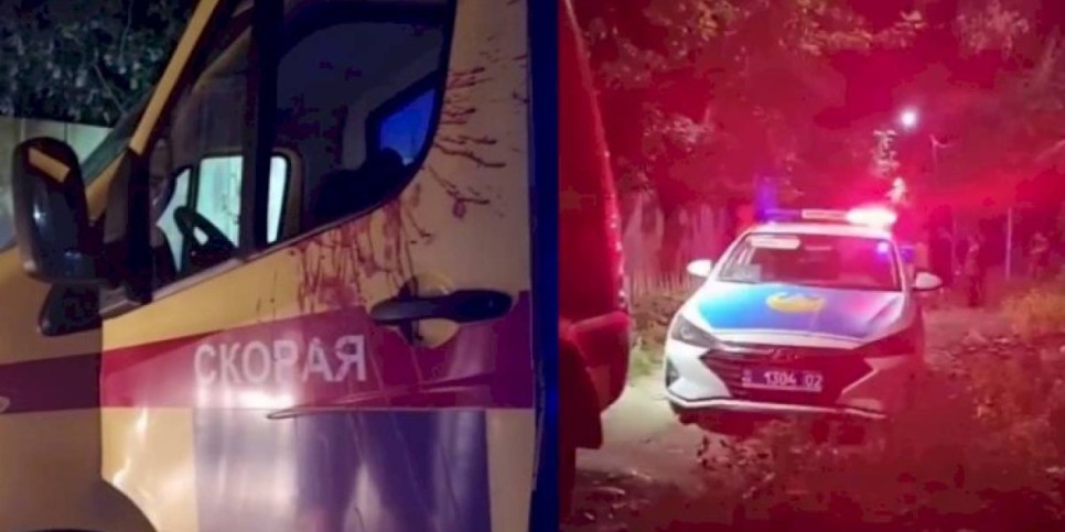 
                    В Алматы в районе Саяхата полицейские устроили погоню за угнанной каретой скорой помощи
                