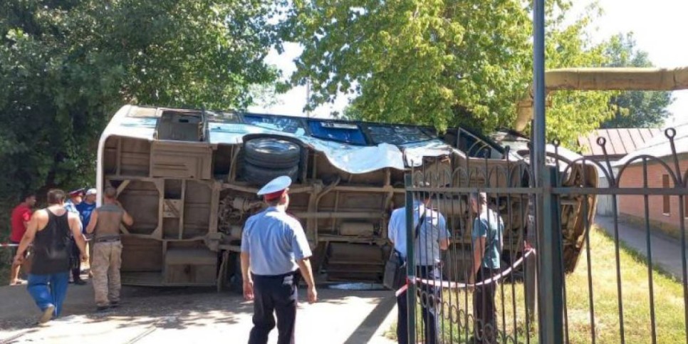 
                    В Уральске на перекрестке столкнулись два пассажирских автобуса
                
