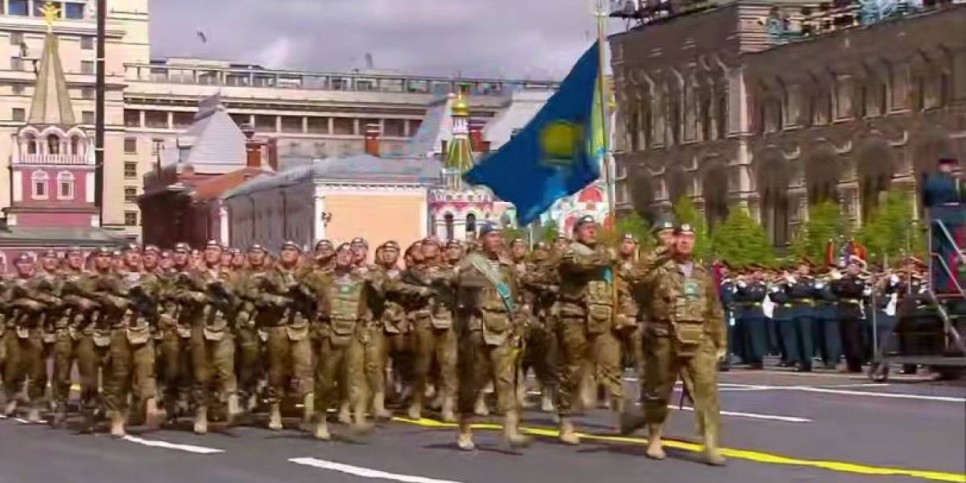 
                    Токаев поприветствовал военнослужащих Вооруженных сил Казахстана, участвующих в параде на Красной площади
                