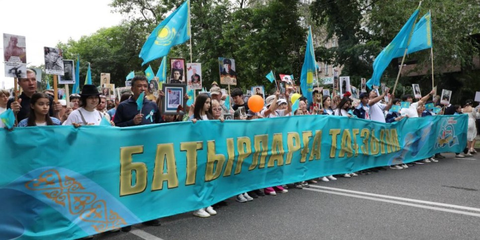
                    «Батырларға тағзым»: алматинцы пронесли огромный флаг Казахстана в честь героев-казахстанцев
                