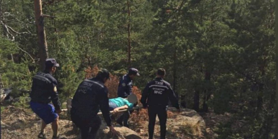 
                    В Бурабае спасатели на носилках спустили с горы женщину со сломанной ногой
                