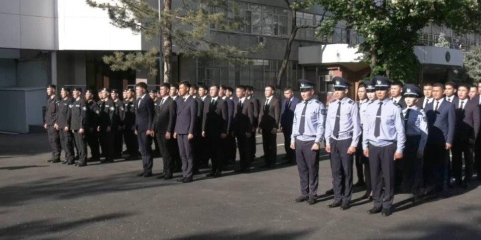 
                    Первые офицерские погоны вручили молодым полицейским в Алматы
                