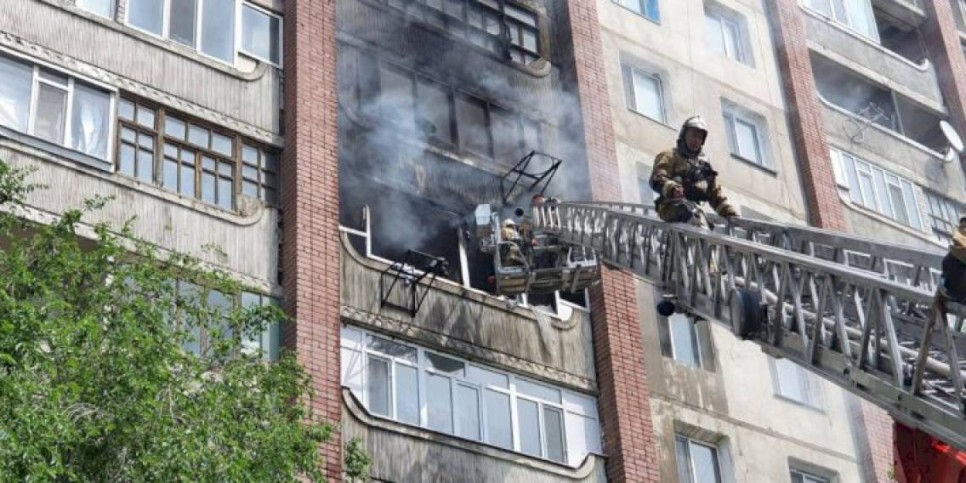 
                    Более 30 человек спасли пожарные из горящей многоэтажки в Семее
                