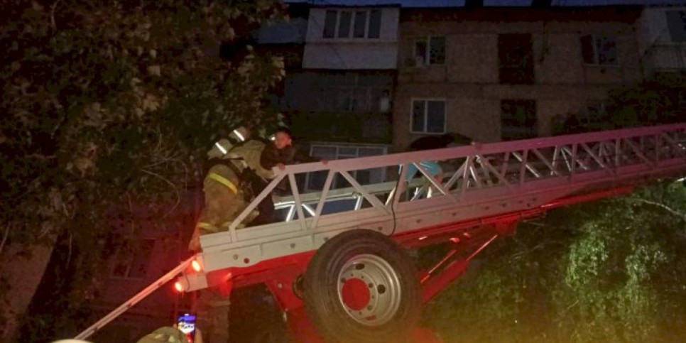 
                    Более 40 человек эвакуировали из горящей многоэтажки в Костанае
                