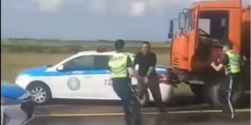 
                    В Нур-Султане агрессивный водитель КамАЗа при задержании напал на полицейских
                