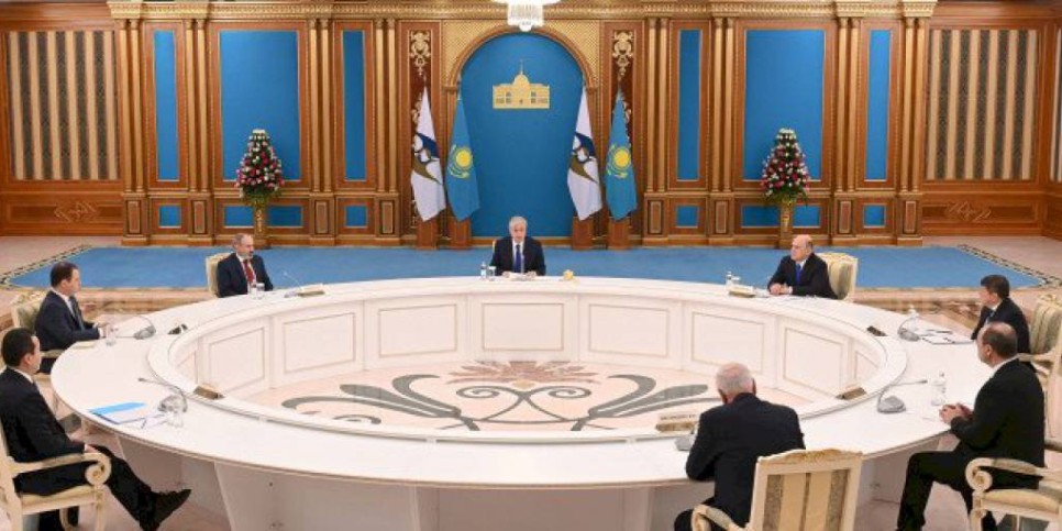 
                    Президент Казахстана провел встречу с главами правительств стран ЕАЭС
                