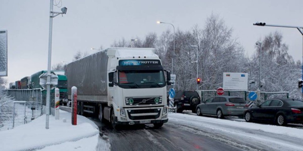 
                    Более 300 машин скопилось на погранпереходах Казахстана
                