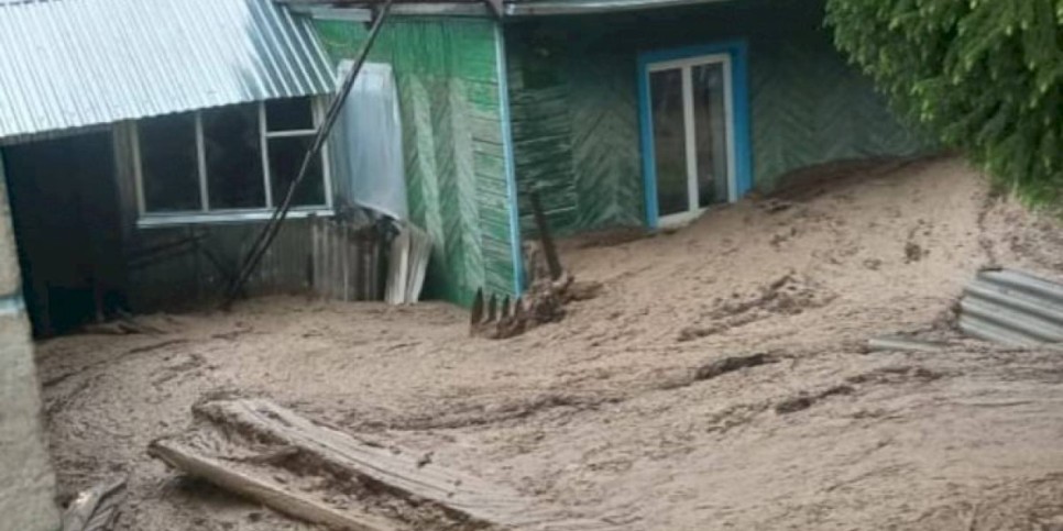
                    В Текели спасатели ищут пропавшую во время схода селя пятилетнюю девочку
                