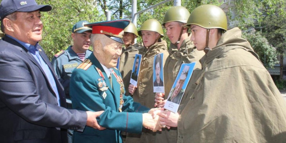 
                    В Алматы гвардейцы поздравили 90-летнего ветерана тыла с юбилеем и Днем Победы
                