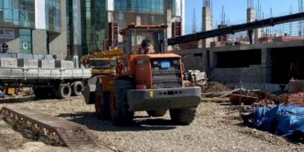 
                    Появились подробности происшествия с падением автокрана в Нур-Султане
                