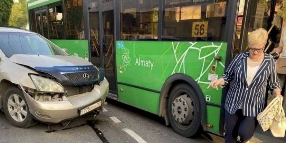 
                    Автобус и автомобиль не поделили дорогу в центре Алматы
                