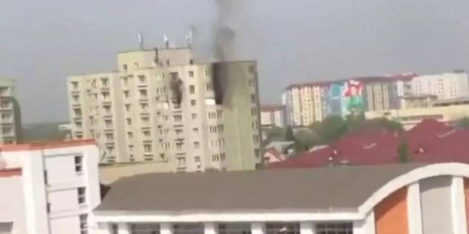 
                    Более 60 человек эвакуировали из горящей высотки в Алматы
                