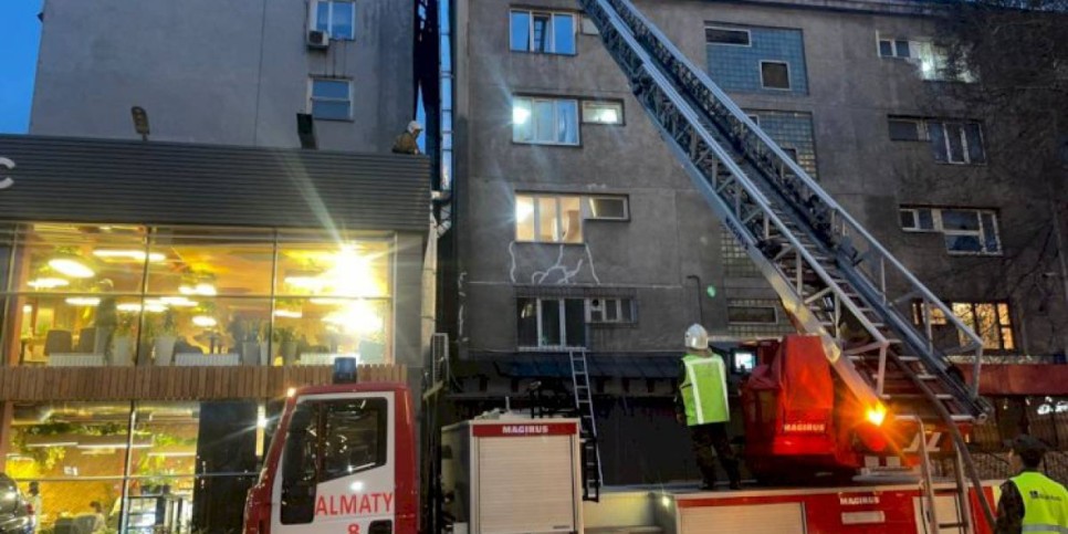 
                    Кровля многоэтажки загорелась в центре Алматы
                