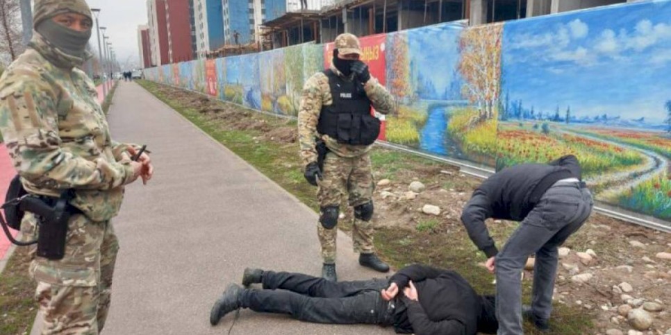 
                    Силовики Алматы задержали с поличным банду приезжих домушников
                